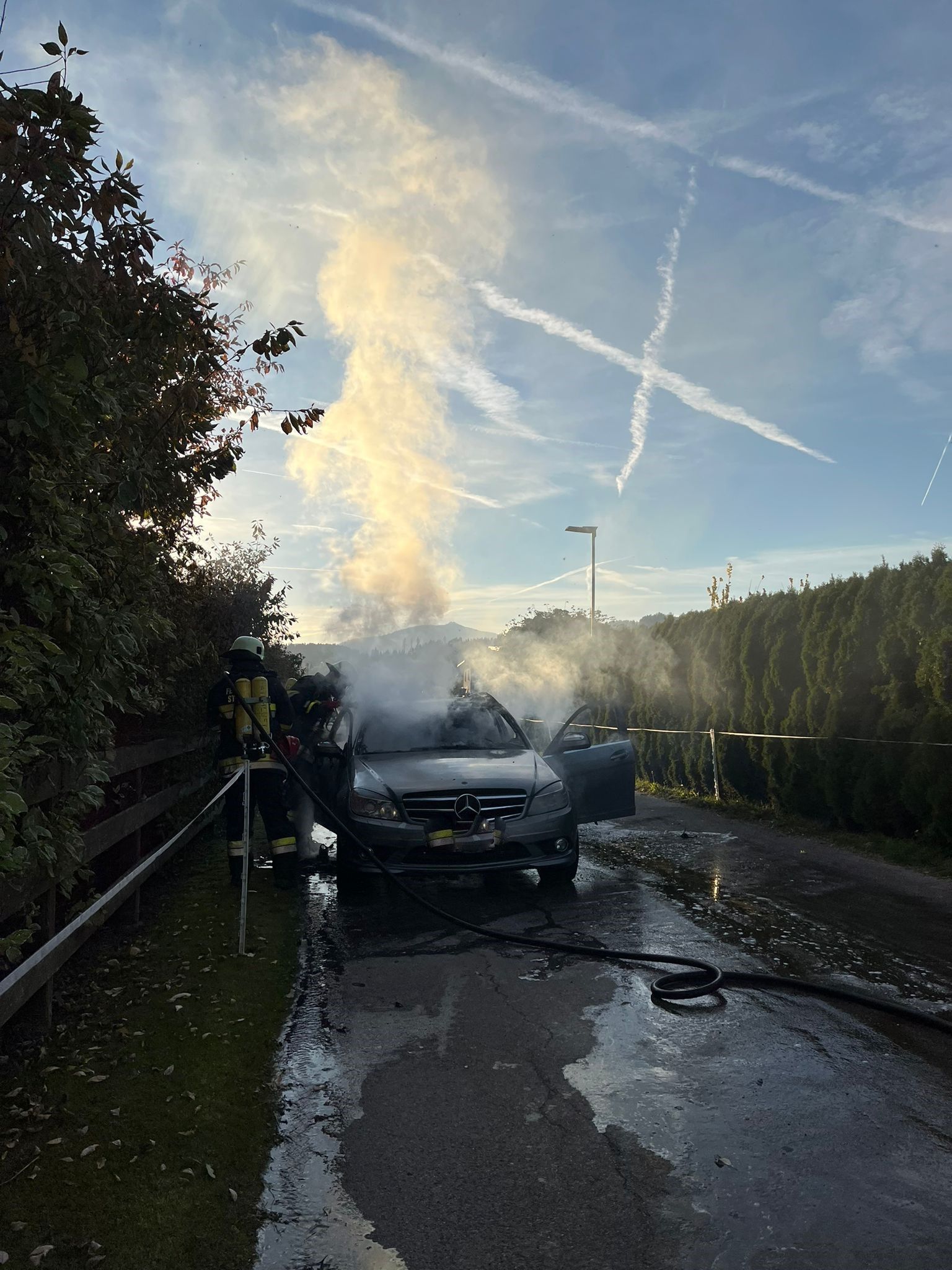 Der Mercedes brannte vollständig aus
