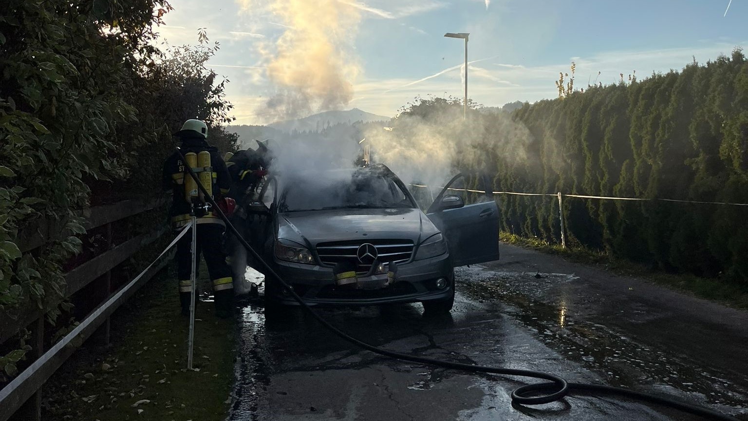 Der Mercedes brannte vollständig aus