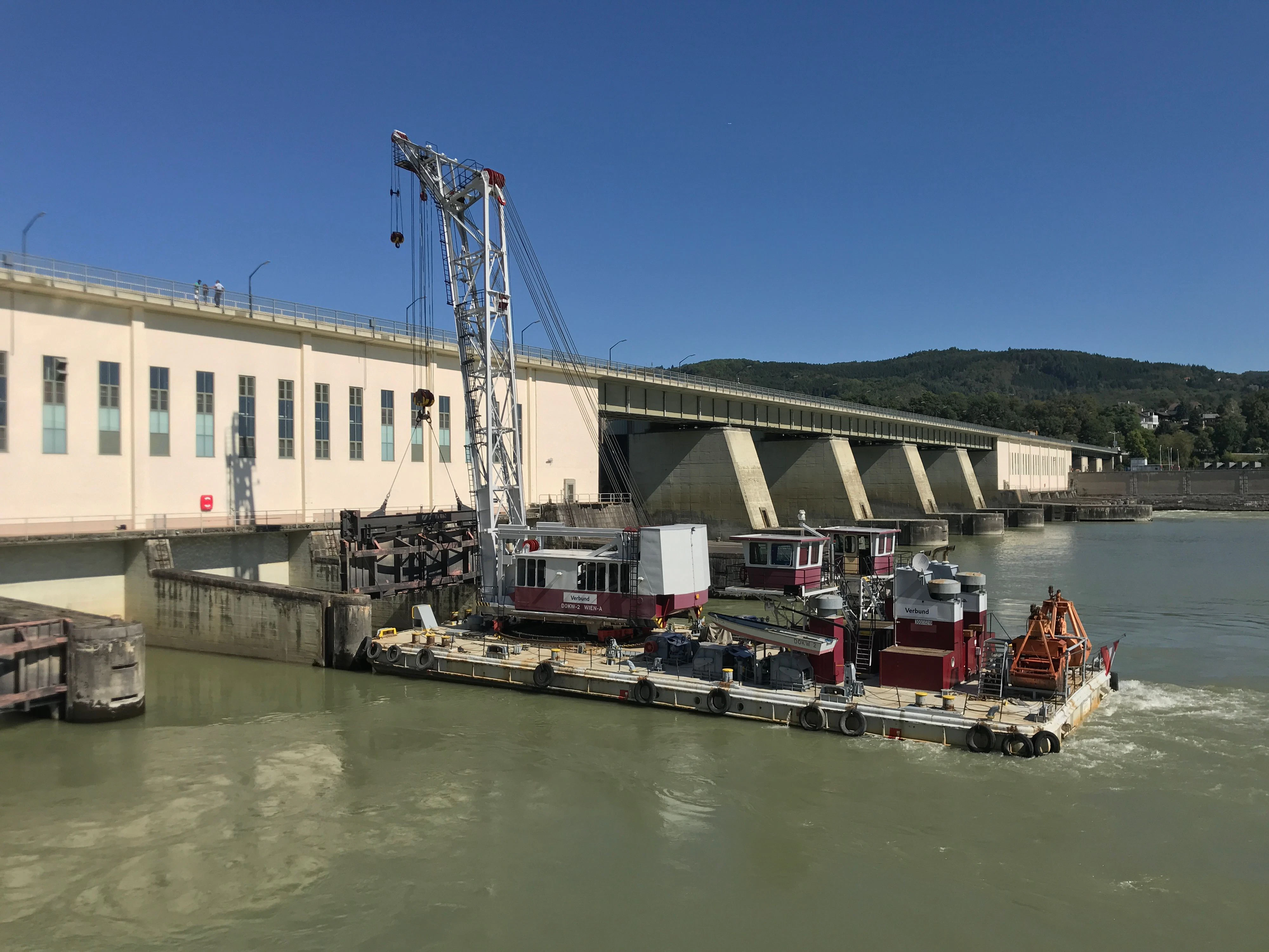 Schwimmkran im Einsatz: Foto von den Modernisierungsarbeiten