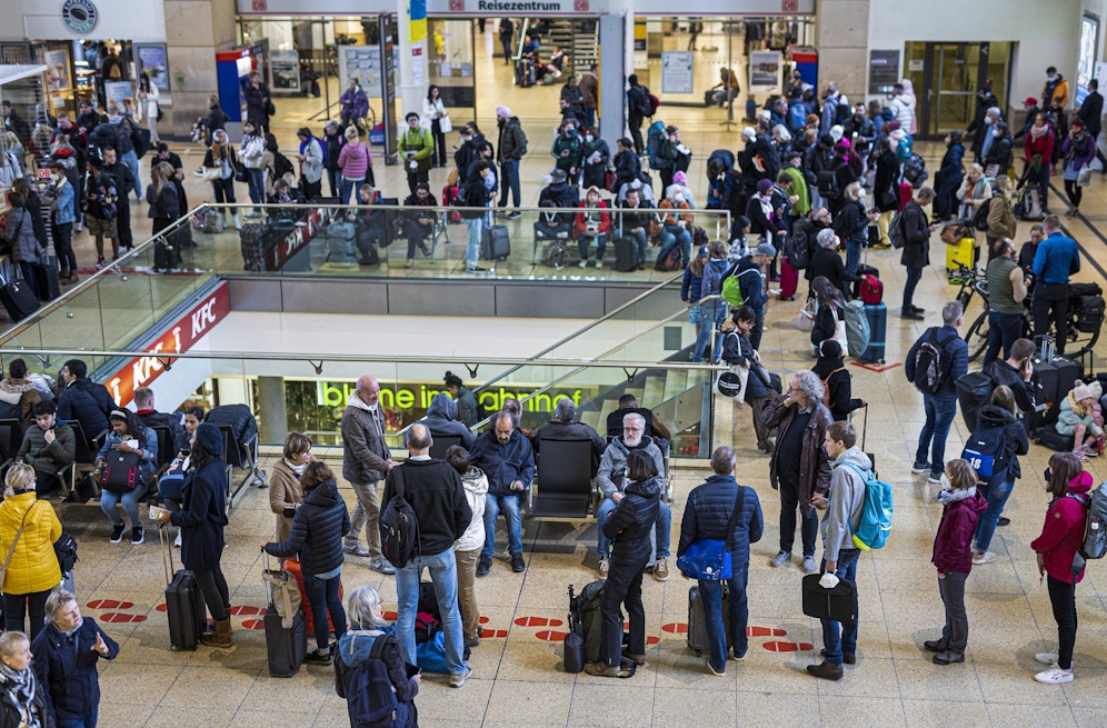 In zahlreichen Bahnhöfen drängten sich die Menschen um einen Stehplatz, um auf ihren Zug zu warten.