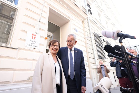 Alexander Van der Bellen mit seiner Frau Doris Schmidauer bei der Stimmabgabe.