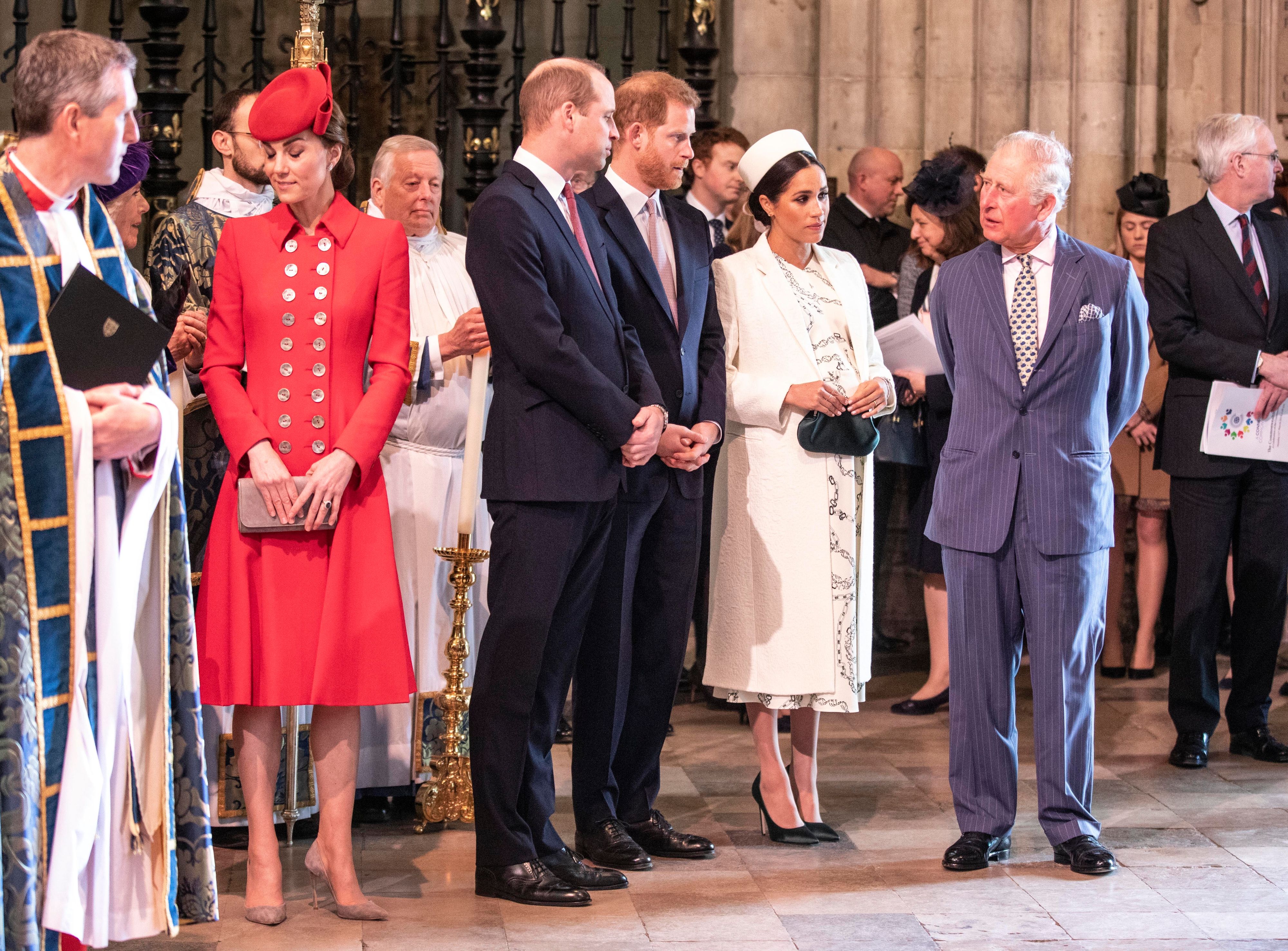 King Charles plaudert mit Meghan