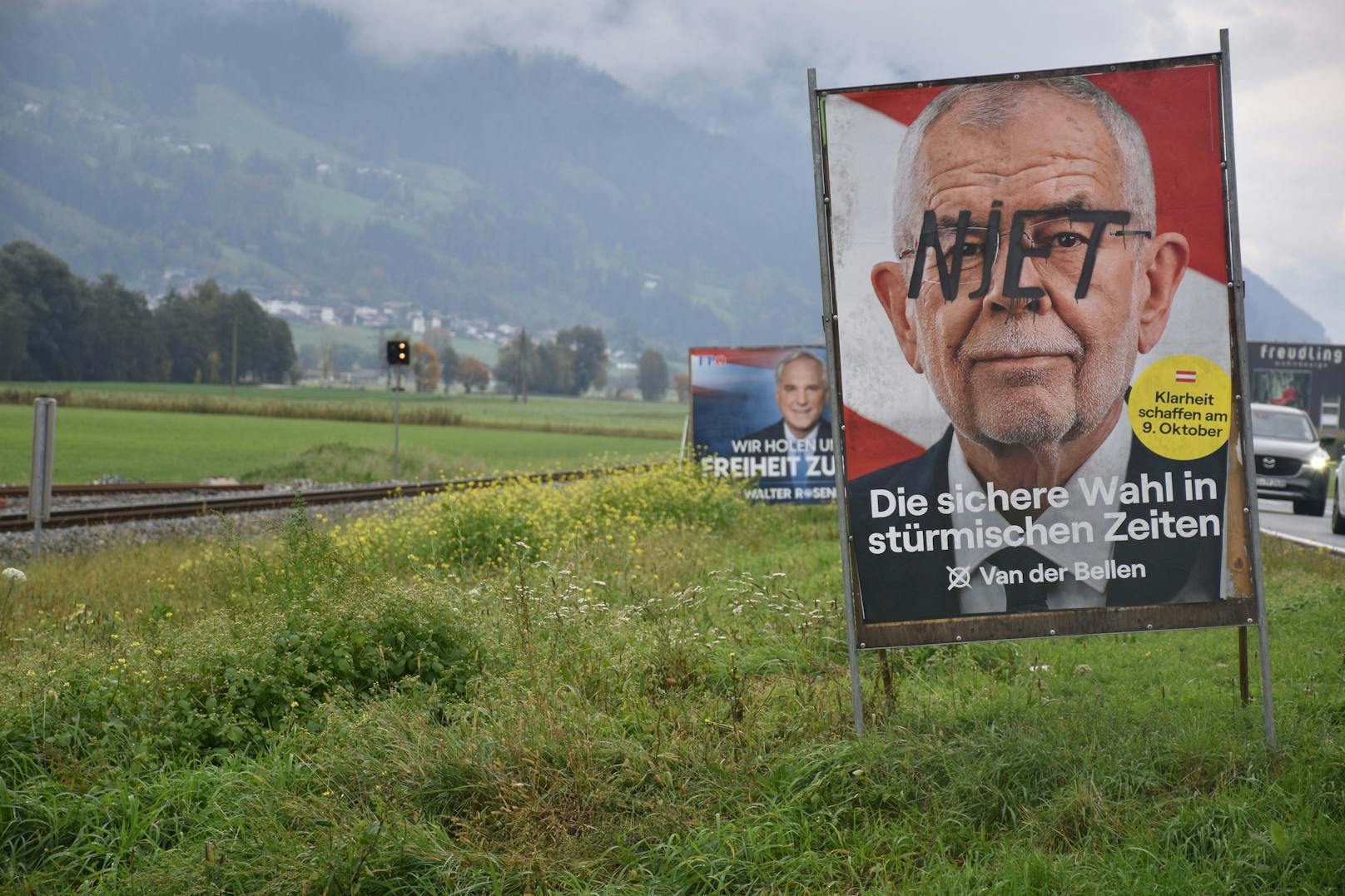Unbekannter Täter haben Wahlplakate vom amtierenden Bundespräsidenten bei der Bushaltestelle in Wiesing entlang der B181 Achensee Bundesstraße beschmiert.