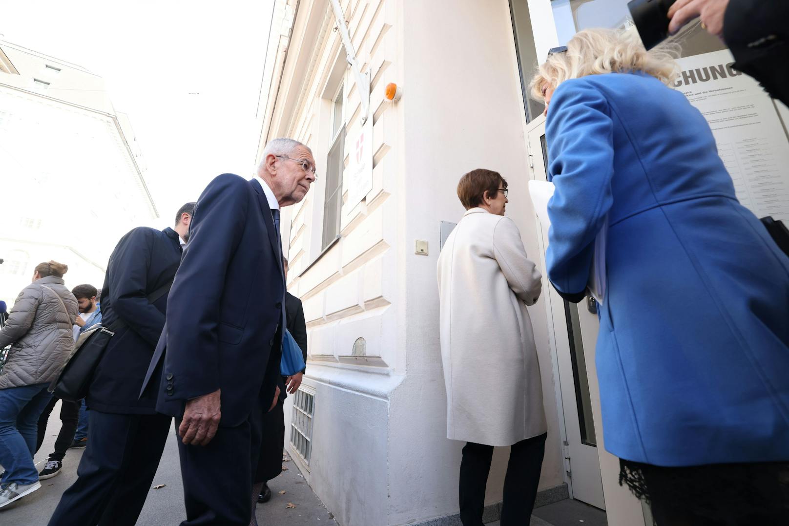 Bundespräsident Alexander Van der Bellen und seine Frau Doris Schmidauer am Weg zur Stimmabgabe.