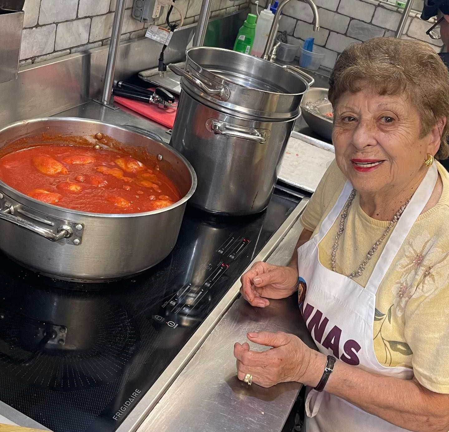 Nonna Maria aus der italienischen Region Kampanien zeigt voller Stolz ihre gefüllten Calamari. 