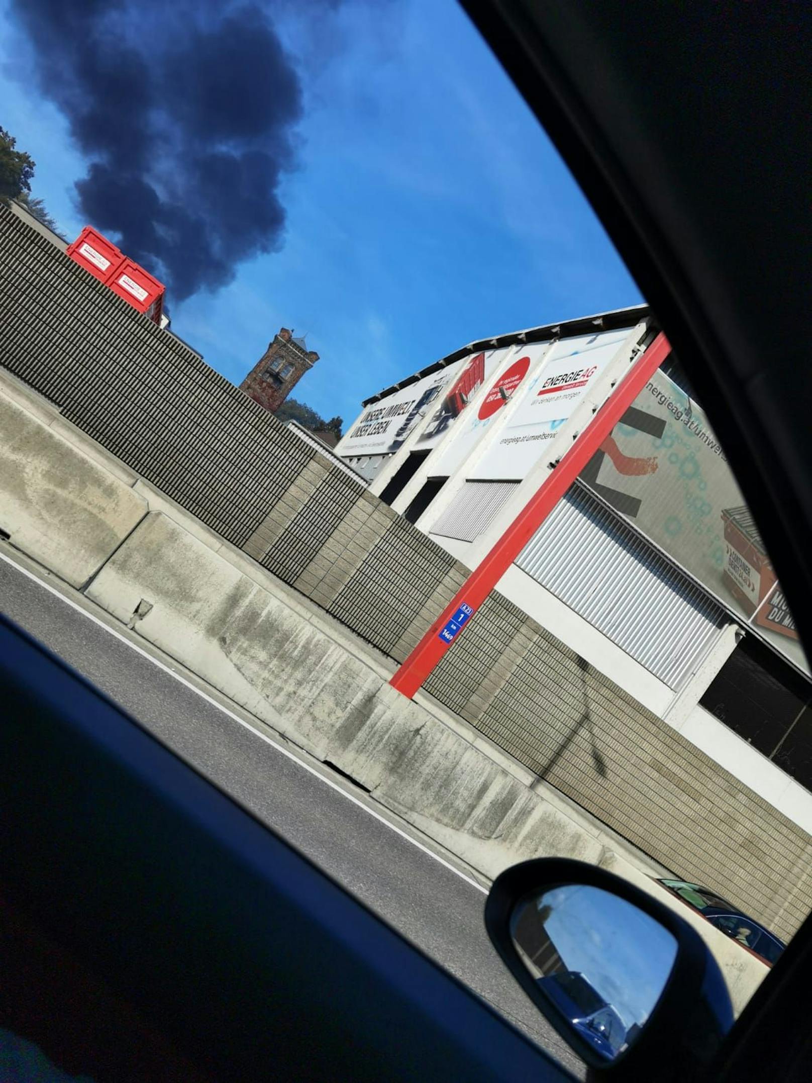 Sonntagvormittag kam es zu einem Brand auf einer Tankstelle in Wien-Donaustadt. Die Rauchsäule war kilometerweit zu sehen.