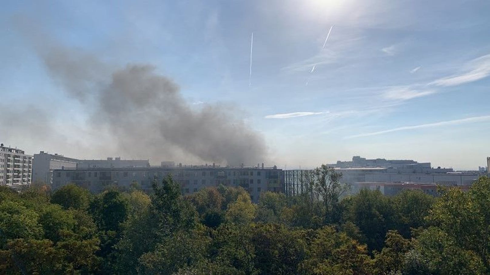 Riesige Rauchsäule über Wien – Feuerwehr im Großeinsatz