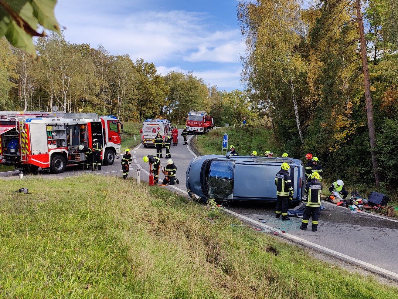 Der Lenker musste aus dem Auto befreit werden.