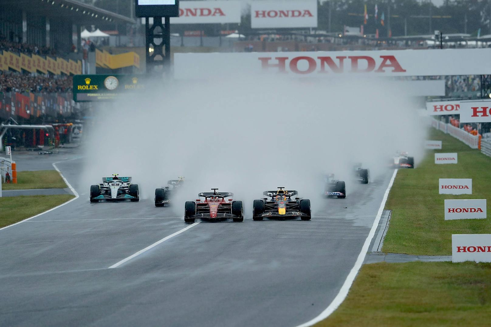 Regen-Chaos sorgte in Japan für einen stark verkürzten Grand Prix. Bei nur 29 Runden unter widrigsten Bedingungen gibt es ausnahmsweise keine Noten - aber die gewohnte Einzelkritik für alle Piloten.
