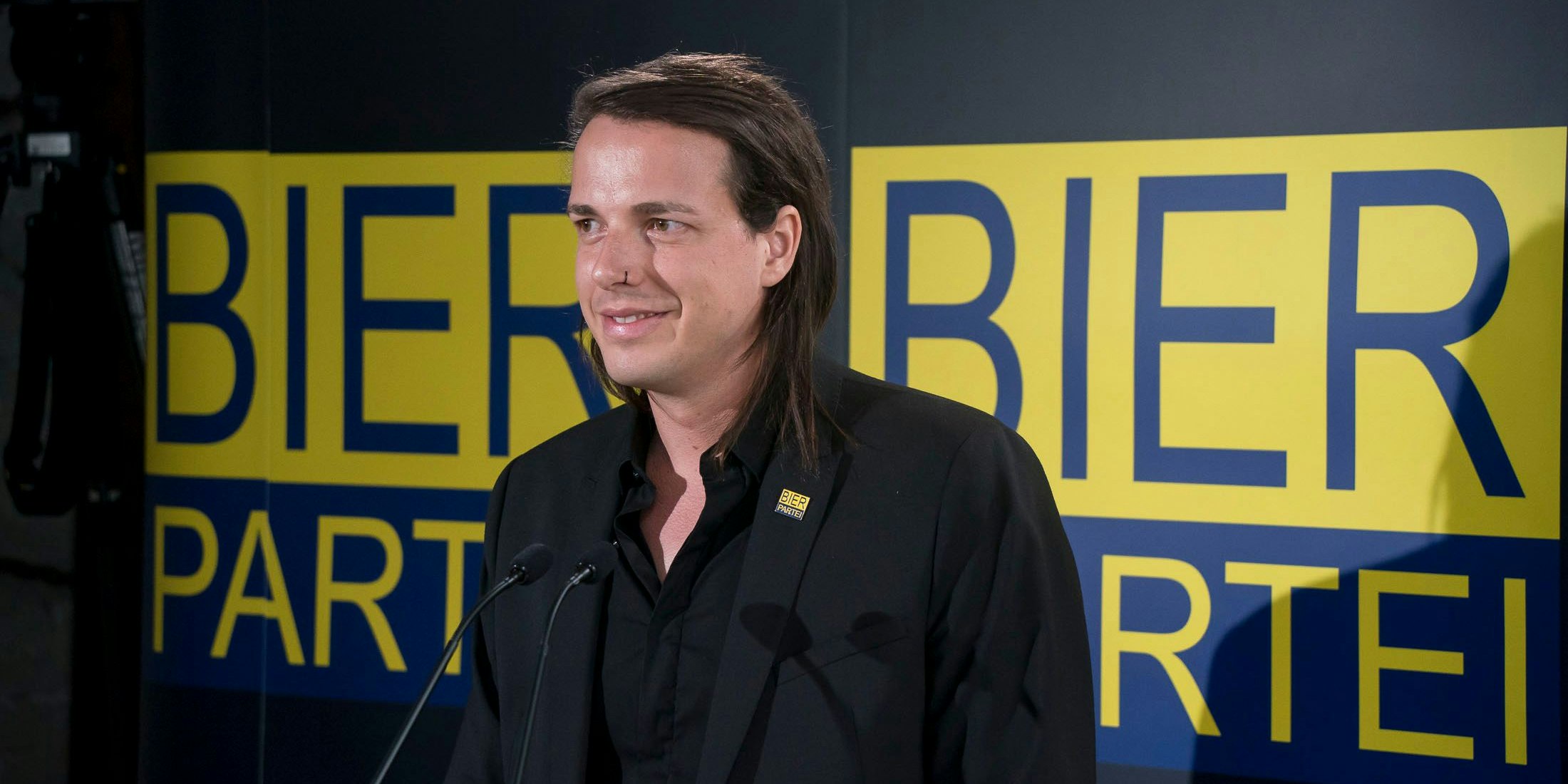 Verhaltene Freude ist angebracht: Dominik Wlazny überholte Walter Rosenkranz.