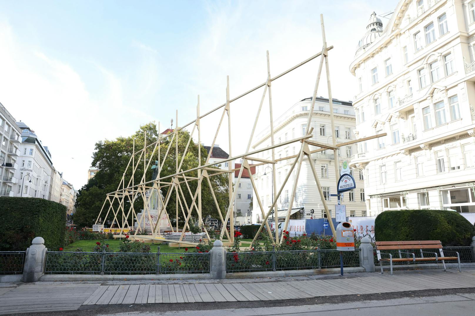 Die Holzkonstruktion von Nicole Six und Paul Petritsch ist 25 Meter lang und kostet 100.000 Euro. Rund ein Jahr soll "Lueger temporär" bleiben.