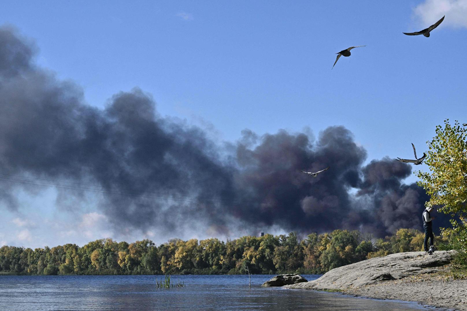 Eine Rauchwolke über dem Dnepro. Dieser Aufnhame waren mehrere Raketeneinschläge in der ukrainischen Hauptstadt Kiew vorausgegangen.
