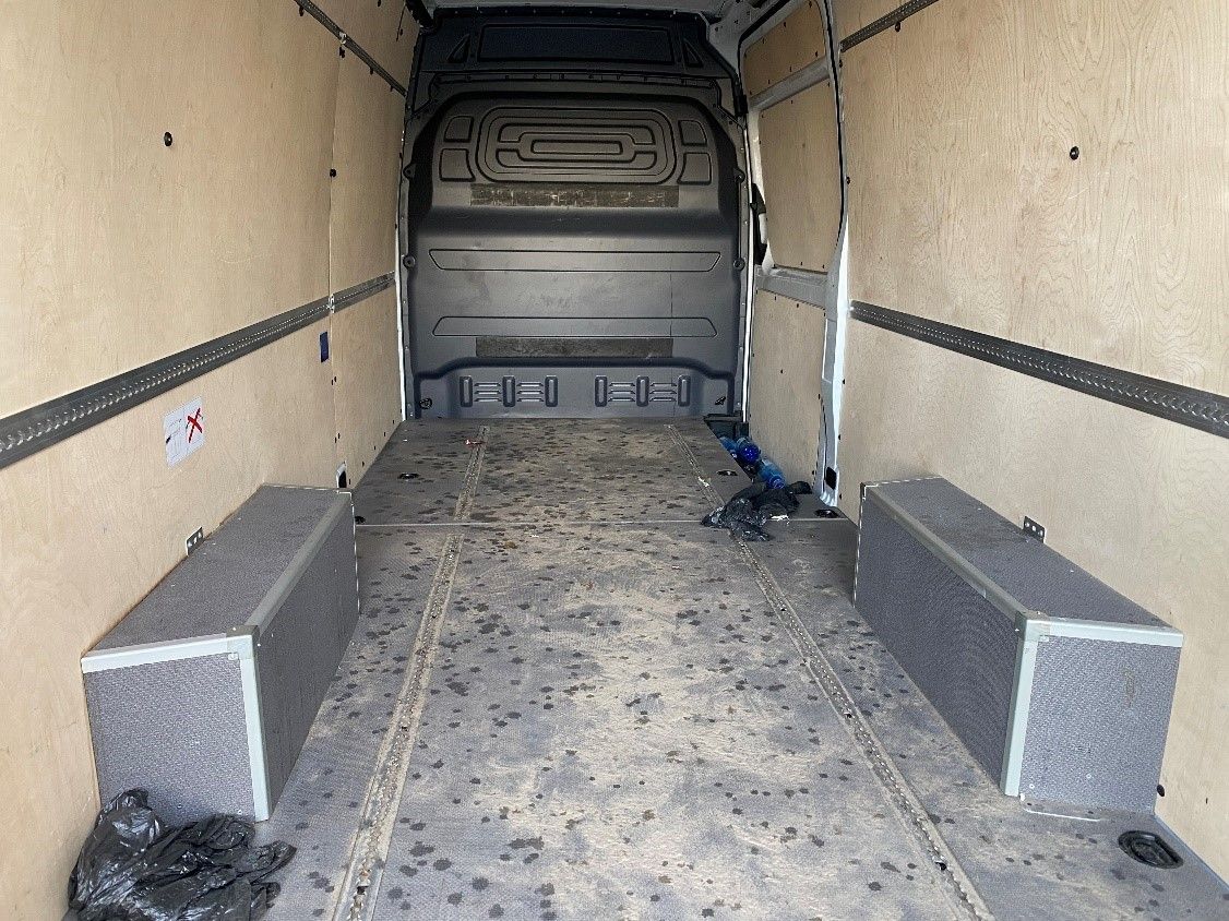 In diesem Kastenwagen wurden 30 Flüchtlinge nach Wien geschleppt.