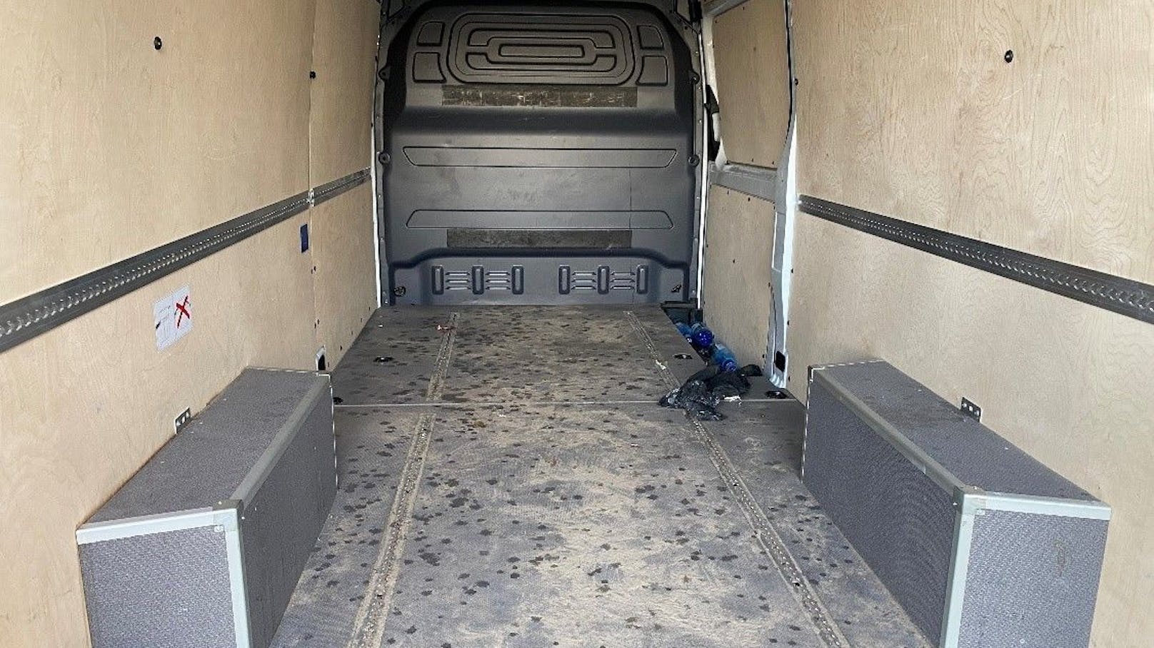 In diesem Kastenwagen wurden 30 Flüchtlinge nach Wien geschleppt.