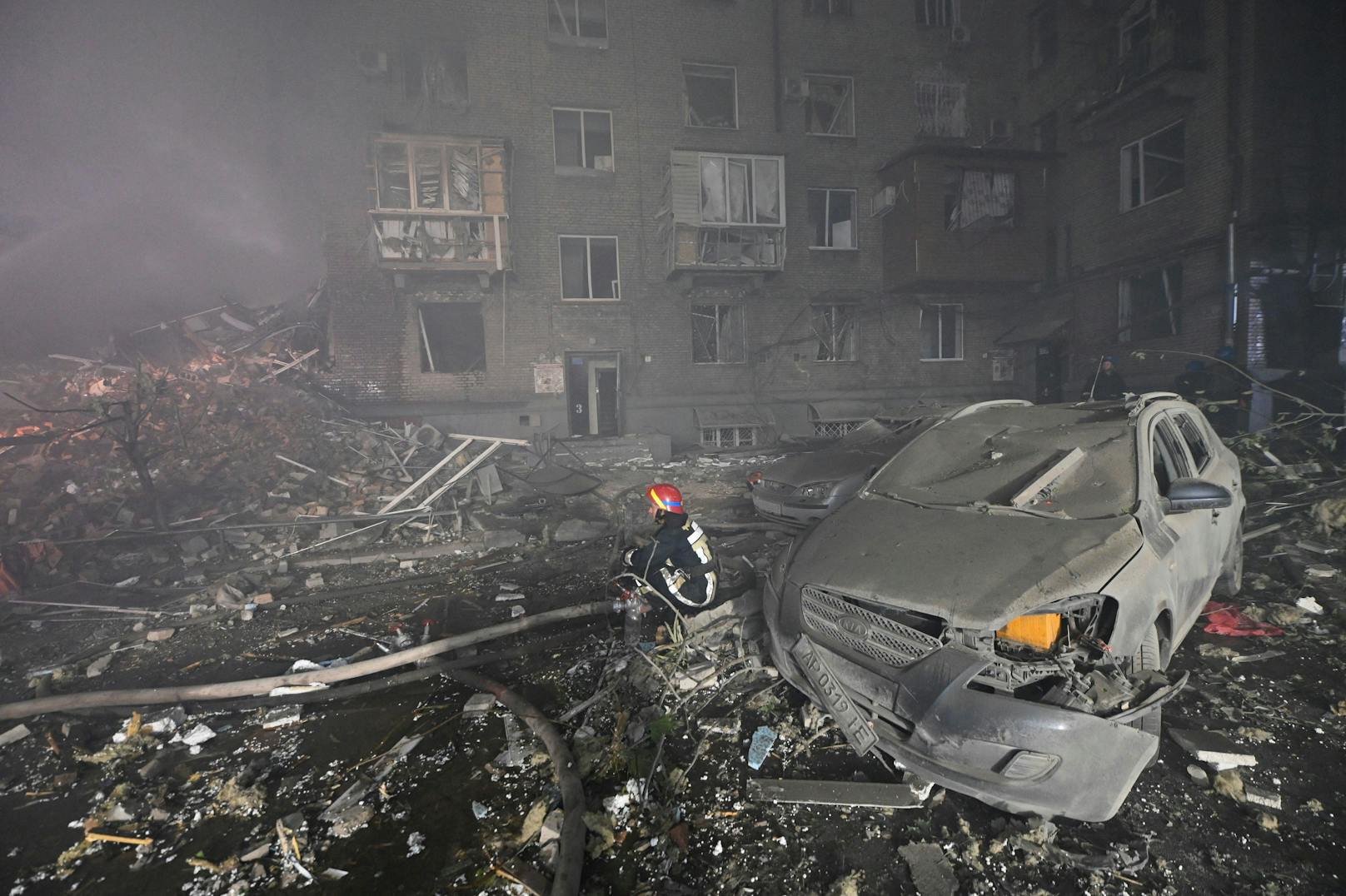 Das Ausmaß der Zerstörung nach einem Raketeneinschlag in Saporischschja am 10.10.2022