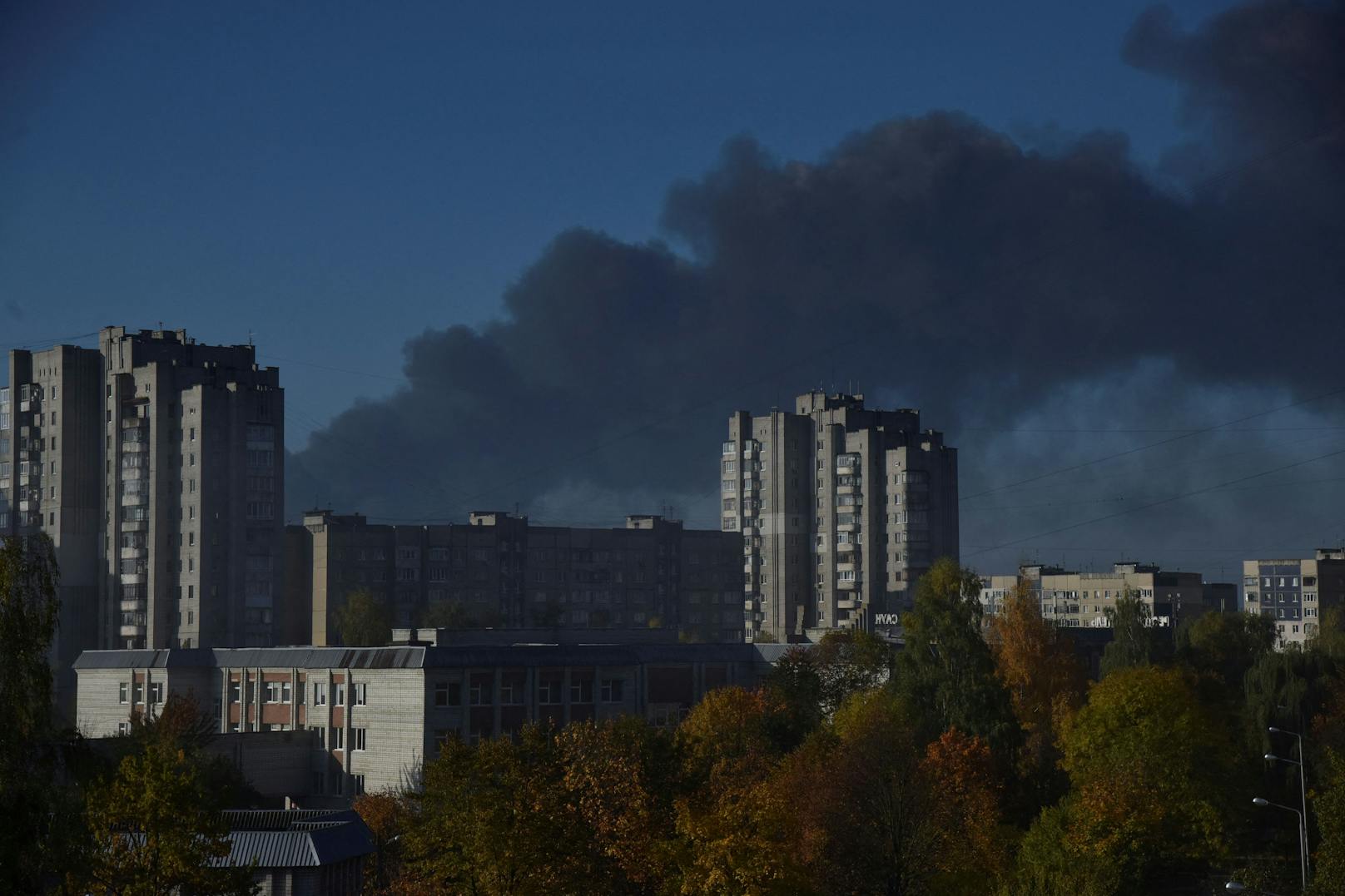 Auch in Lwiw (Lemberg) prägte am Montag eine gigantische Rauchwolke infolge eines Raketeneinschlags das Stadtbild. 