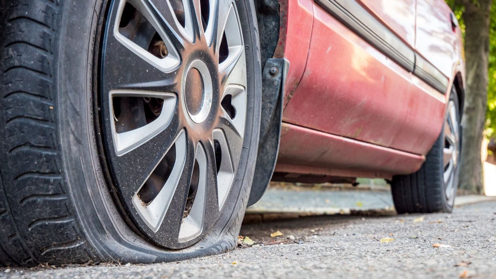 In Hohenems wurden die Reifen von mehreren Fahrzeugen zerstochen.