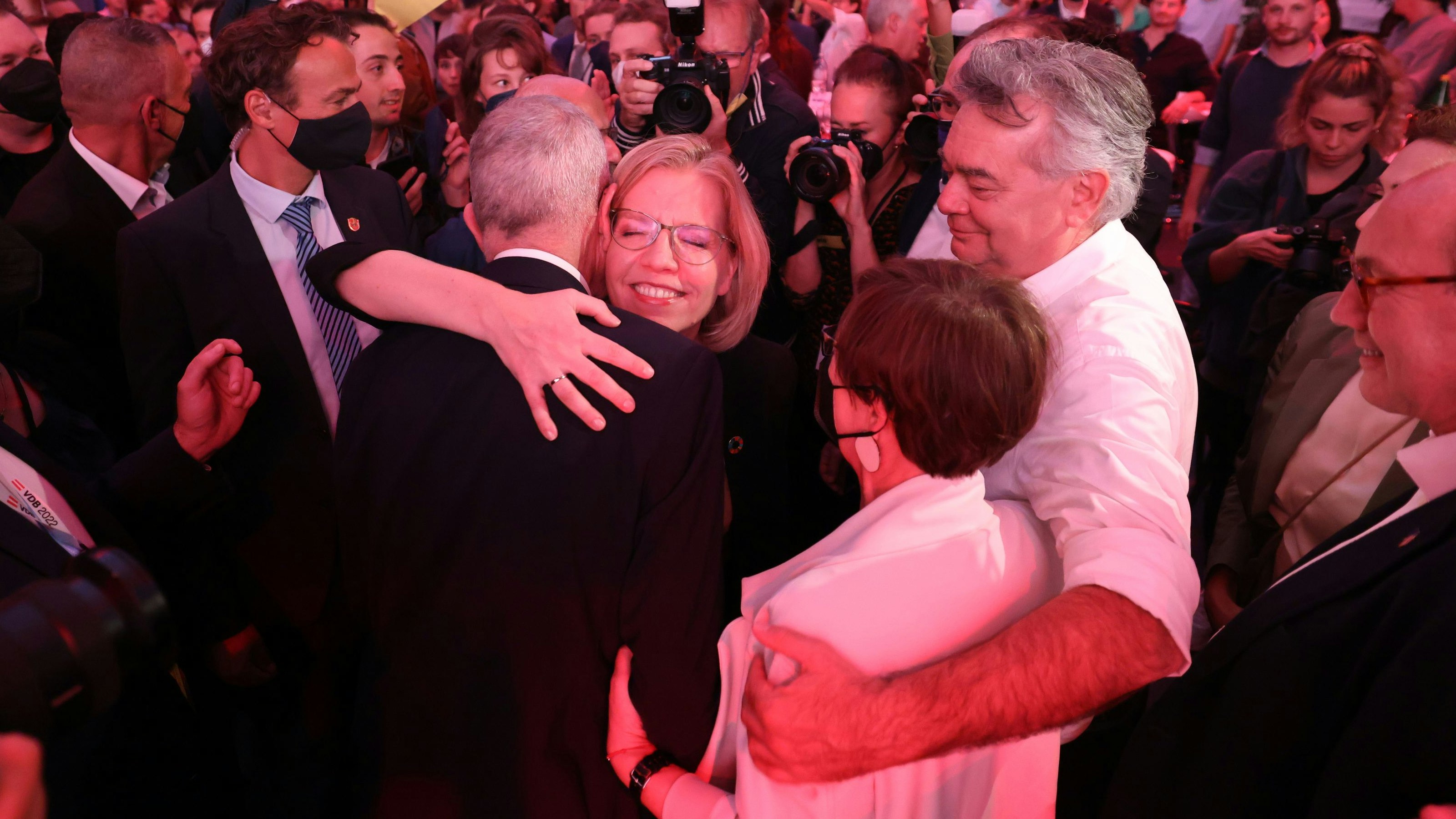 Grüne feiern ausgelassen Van der Bellen-Sieg - ohne Maske. Jetzt ist die Empörung groß.
