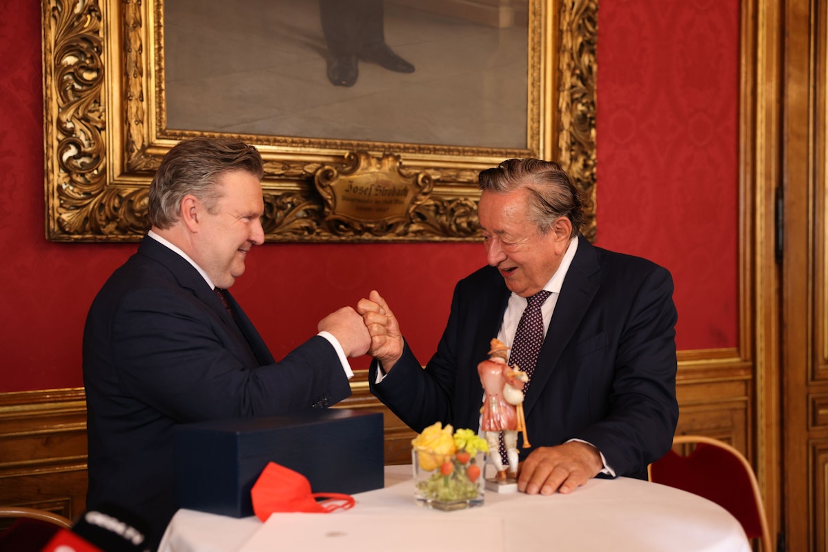 Michael Ludwig und Richard Lugner im Roten Saal im Rathaus 