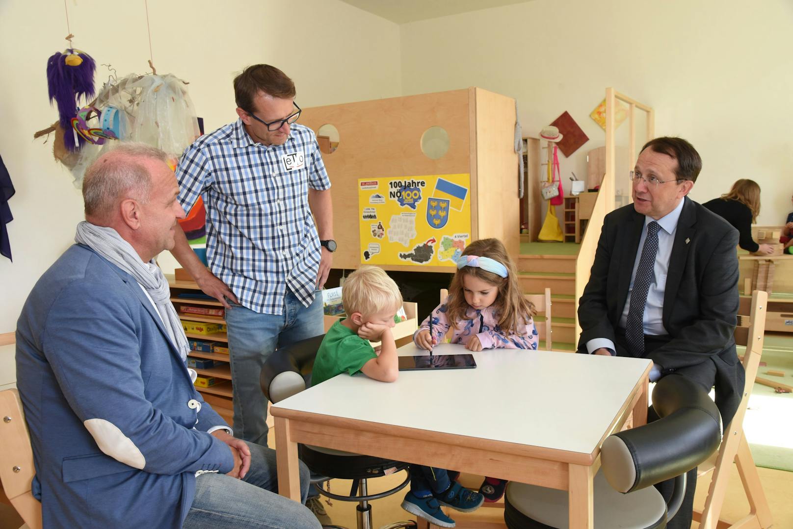Schulamtsdirektor Andreas Schmidt, LeTTo-Entwickler Daniel Asch und Bürgermeister Matthias Stadler freuen sich, dass der Kindergarten Ratzersdorf als Vorreiter die innovative Lernmethode anwendet. 
