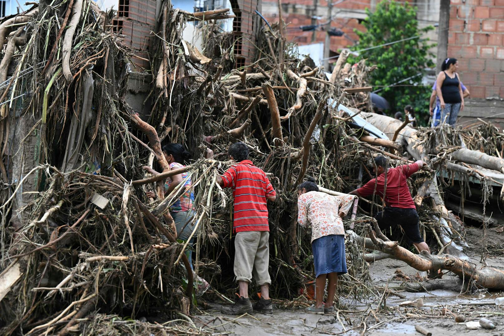Nach heftigem Regen sind in Venezuela bei einem Erdrutsch mindestens 22 Menschen gestorben.