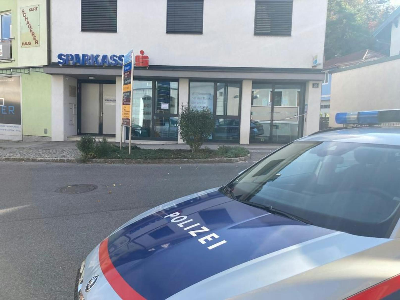 Die Sparkasse Pitten ist vorübergehend geschlossen und im Fokus polizeilicher Ermittlungsarbeit