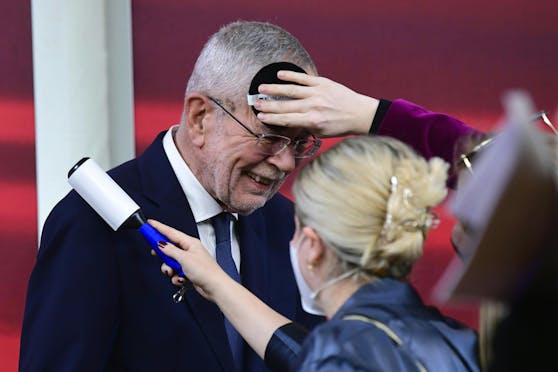 Hier wird der neue und alte Bundespräsident für den TV-Auftritt im Palais Niederösterreich "herausgeputzt". (Foto vom 09.10.2022)