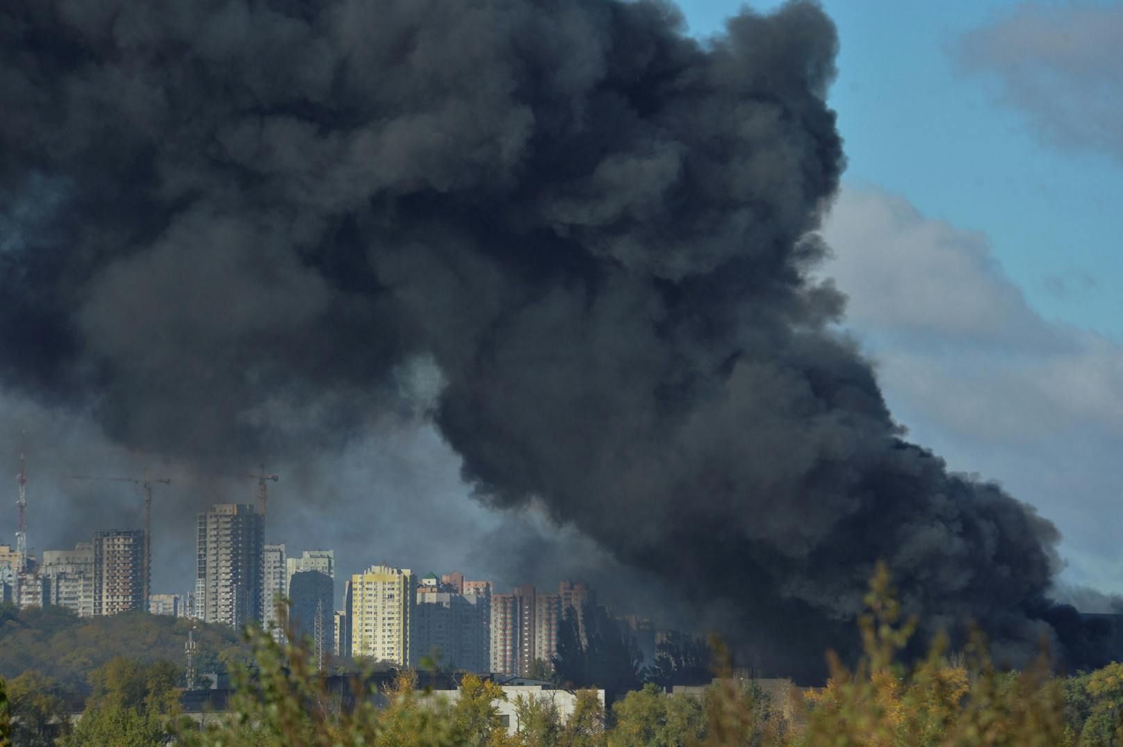 Eine Rauchwolke über Kiew. Am Montag beschossen die Russen mehrere ukrainische Städte. 