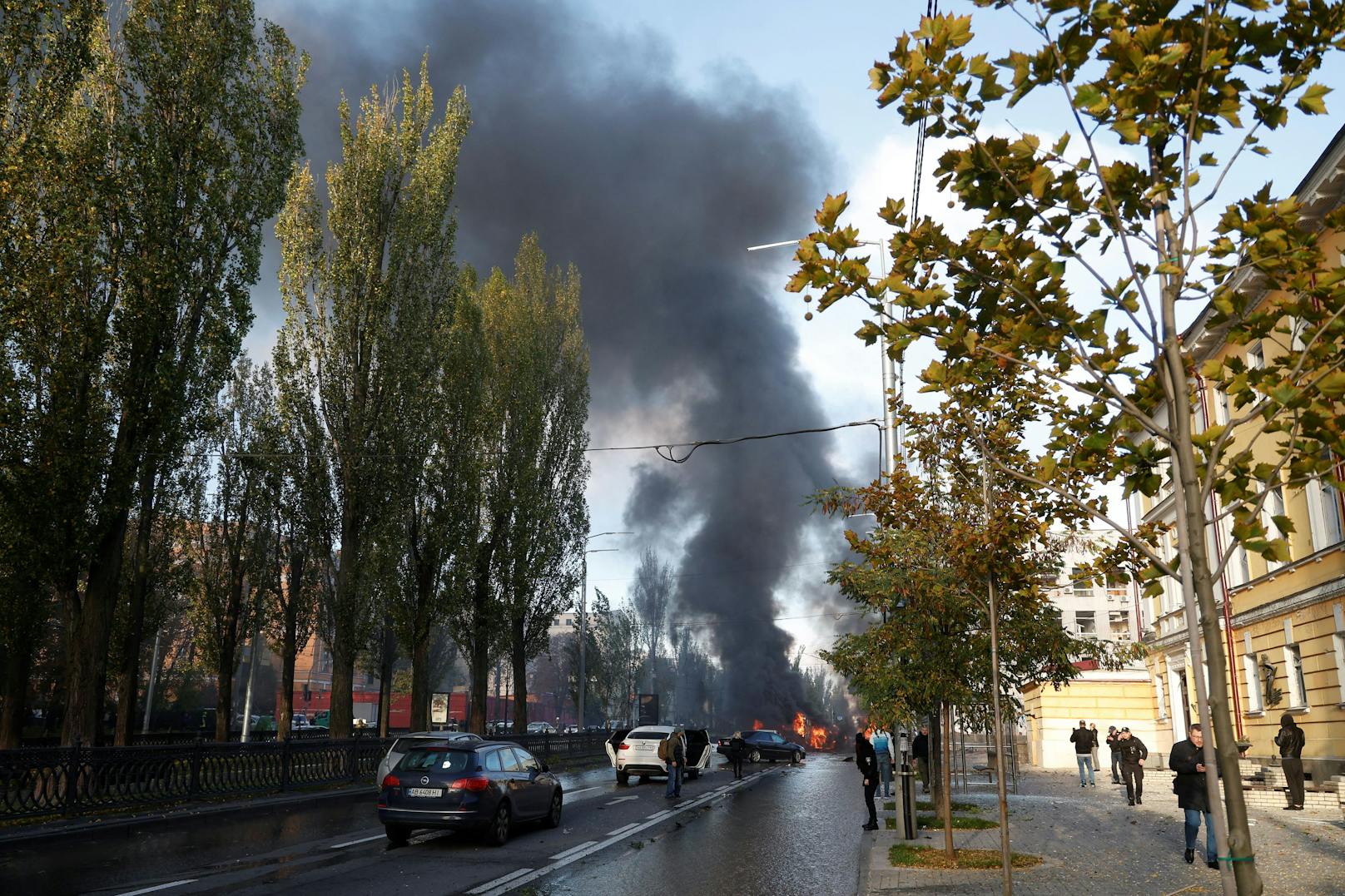 Cars are seen on fire after Russian missile strikes, as Russia's attack continues, in Kyiv, Ukraine October 10, 2022. REUTERS/Valentyn Ogirenko