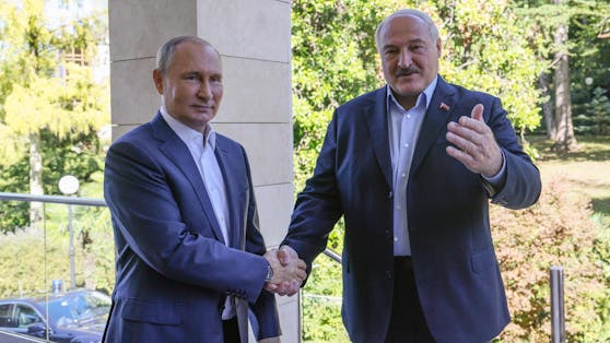 Alexander Lukaschenko (rechts) unterstützt Wladimir Putin.