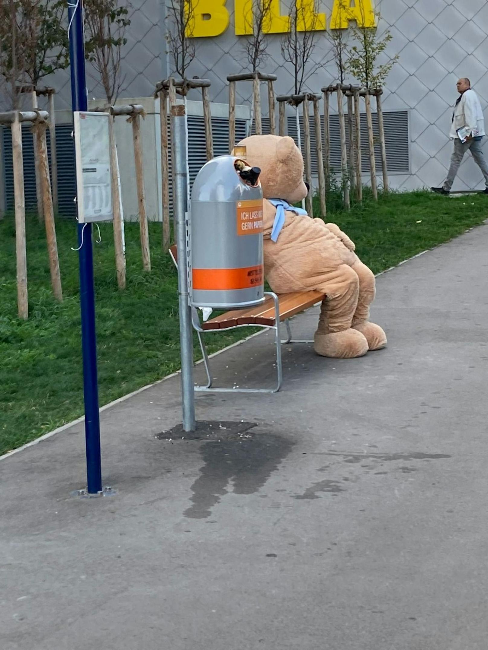 Vor einem Supermarkt platzierte sich nämlich ein Unbekannter in einem Teddybärenkostüm ...