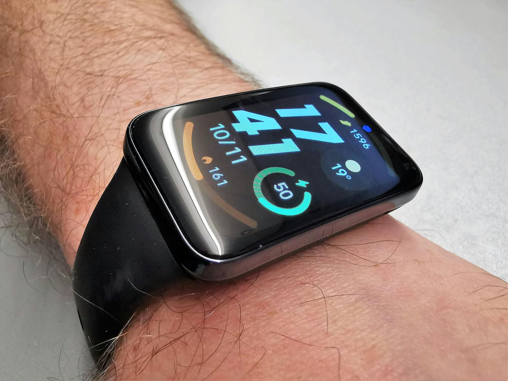 ... – das Display ist rechteckig und breiter als das Silikon-Armband der Uhr – verstärkt sich der Smartwatch-Eindruck noch weiter. Überraschend tief fällt da der Preis aus.&nbsp;
