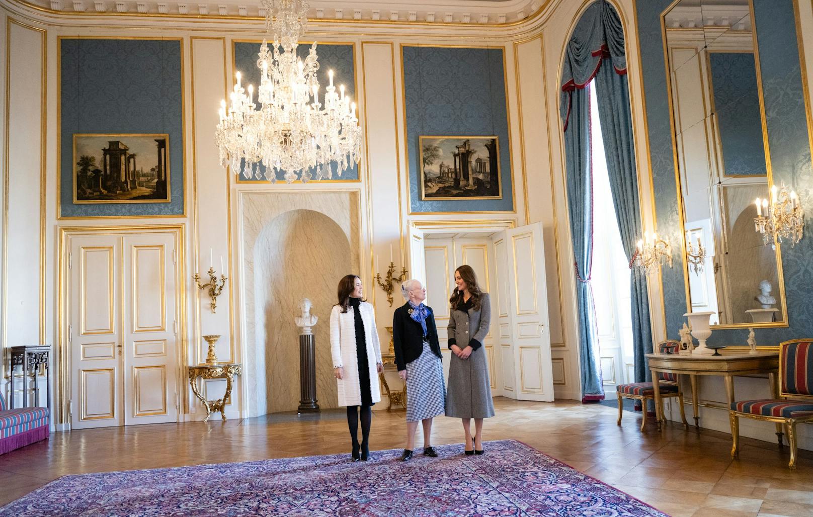 Die britische Prinzessin Catherine (r.) zu Besuch bei der dänischen Königin Margrethe und Kronprinzessin Mary auf Schloss Amalienborg.