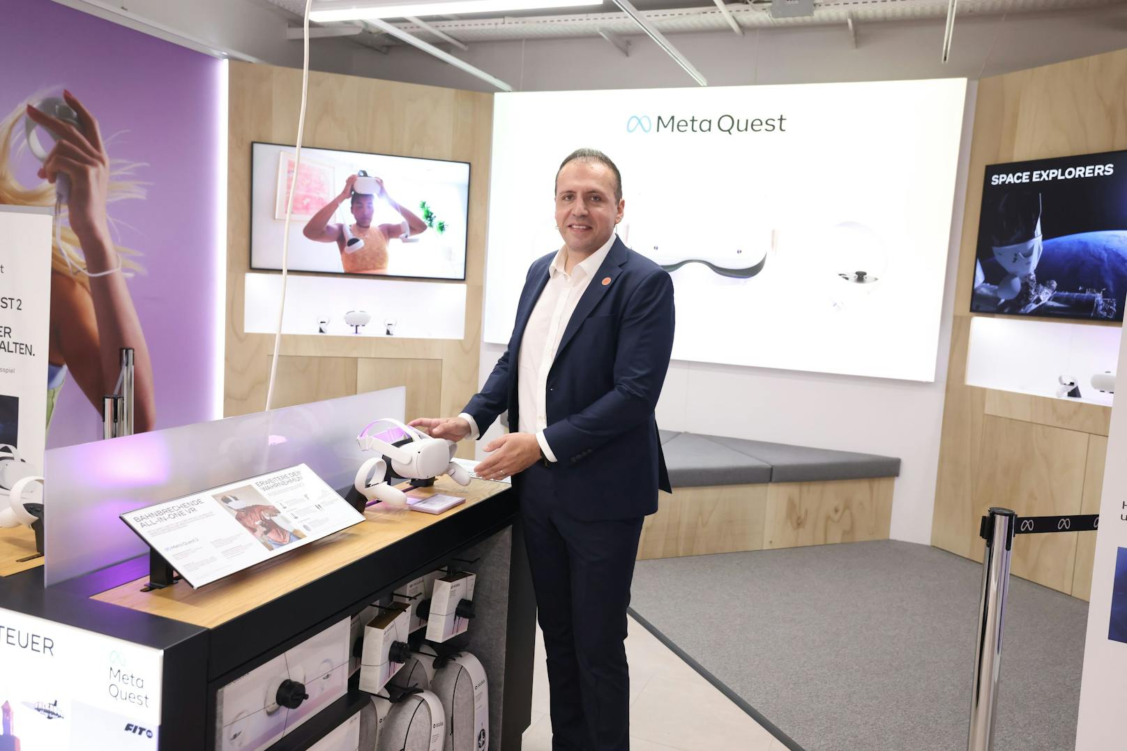 MediaMarkt-Chef Alpay Güner zeigt eine Besonderheit: Auch Meta konnte als Partner gewonnen werden.