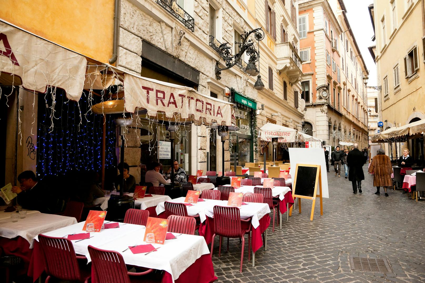 Trattoria in Rom - nicht nur in Italiens Hauptstadt müssen Köche sparen. Daher ändern sie viele Menüs und die Art der Zubereitung.