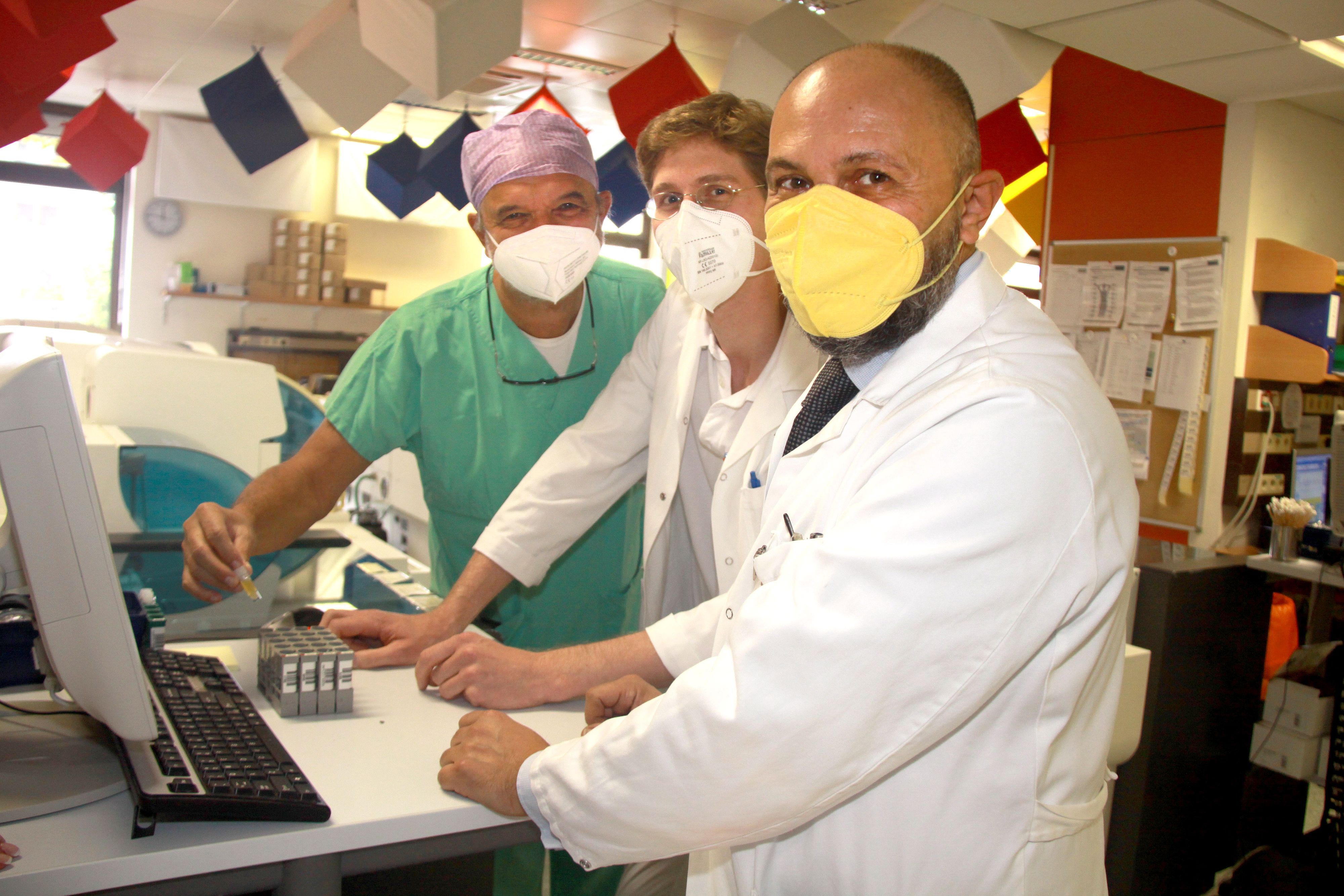 Experten: Prim. Univ.-Prof. Dr. Helmut Trimmel, MSc, Vorstand der Abteilung für Anästhesie, Notfall- und Allgemeine Intensivmedizin, OA Dr. Wolfgang Tauber (in Vertretung Prim. Dr. Karin Köhrer) vom Institut für medizinisch-chemische und molekularbiologische Labordiagnostik mit Blutdepot am Landesklinikum Wiener Neustadt und der Ärztliche Direktor des Landesklinikums, Prof. Dr. Ojan Assadian, DTMH (von links) 