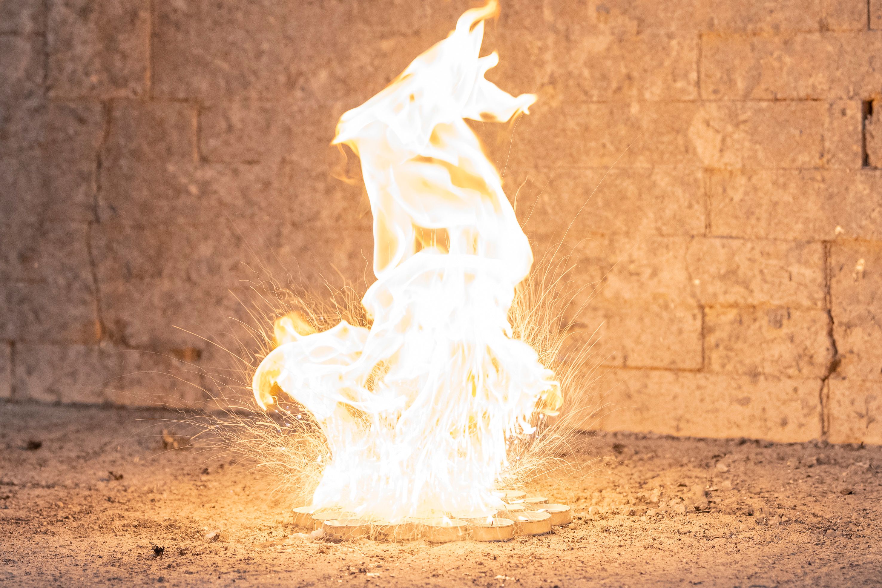 Löschversuch eines Wachsbrandes mit Wasser