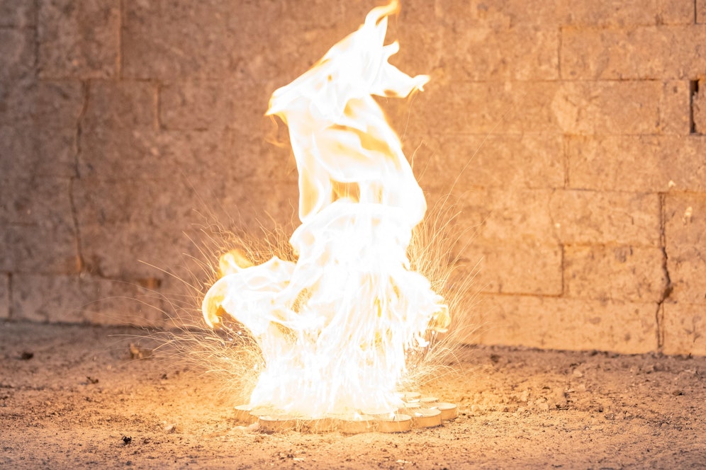 Löschversuch eines Wachsbrandes mit Wasser