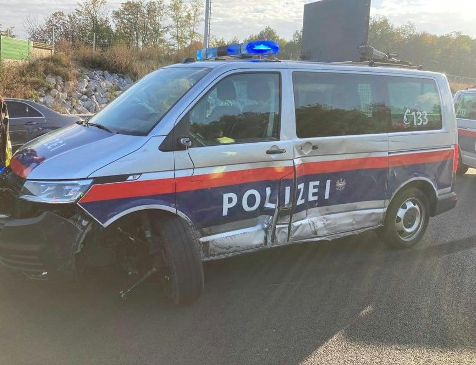 Das beschädigte Polizeiauto