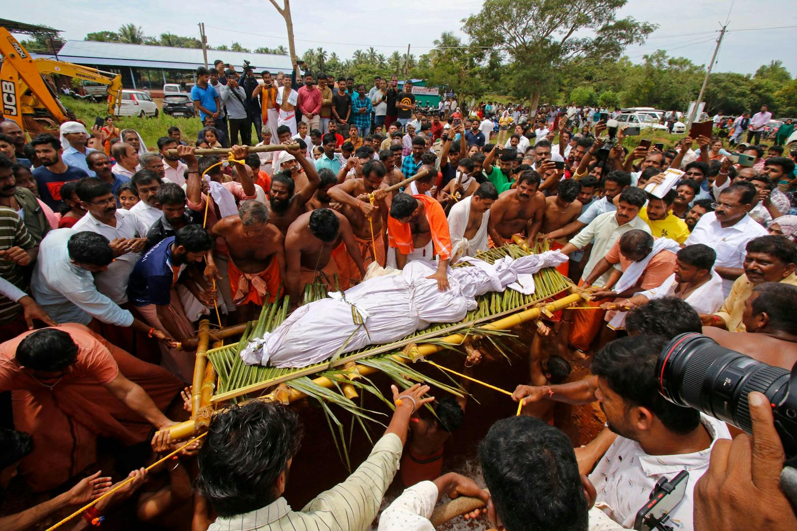 Hunderte Inder trauern um ein heiliges und "vegetarisches" Krokodil.