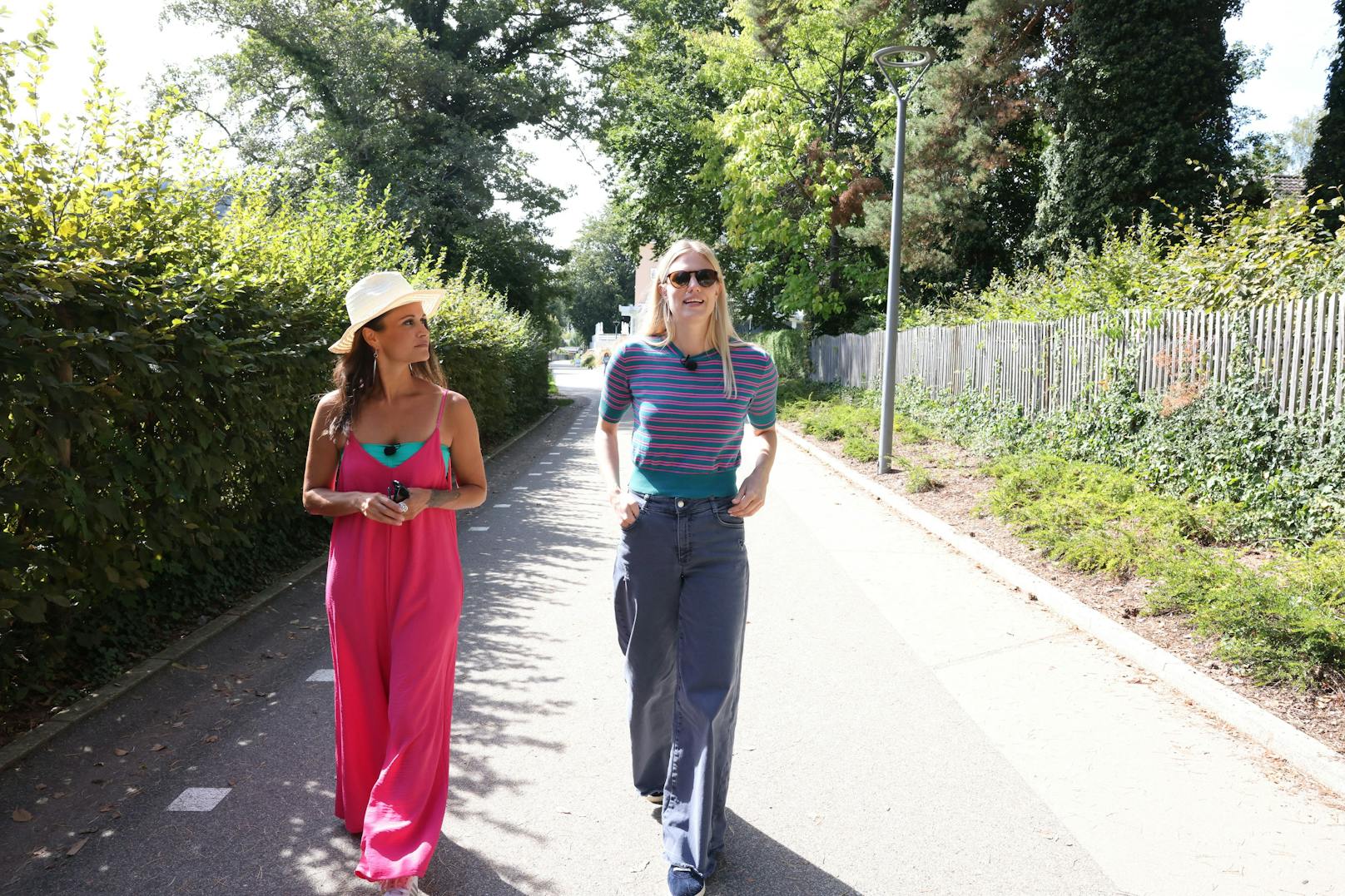 Larissa Marolt und Romina Colerus spazieren am See entlang