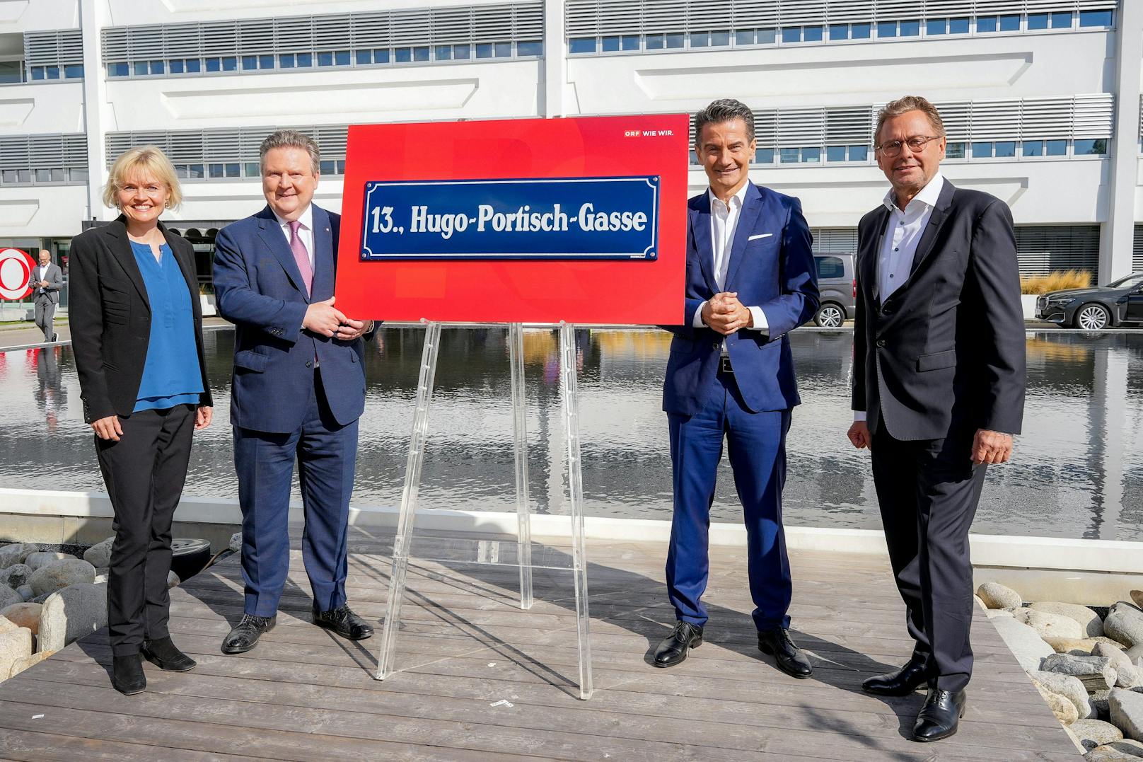 Am 11. Oktober 2022 haben Michael Ludwig, ORF-Generaldirektor Roland Weißmann, Bezirksvorsteherin Silke Kobald, und Alt-ORF-Generaldirektor Alexander Wrabetz die neue Hugo-Portisch-Gasse mit der Enthüllung des Straßenschildes eröffnet.
