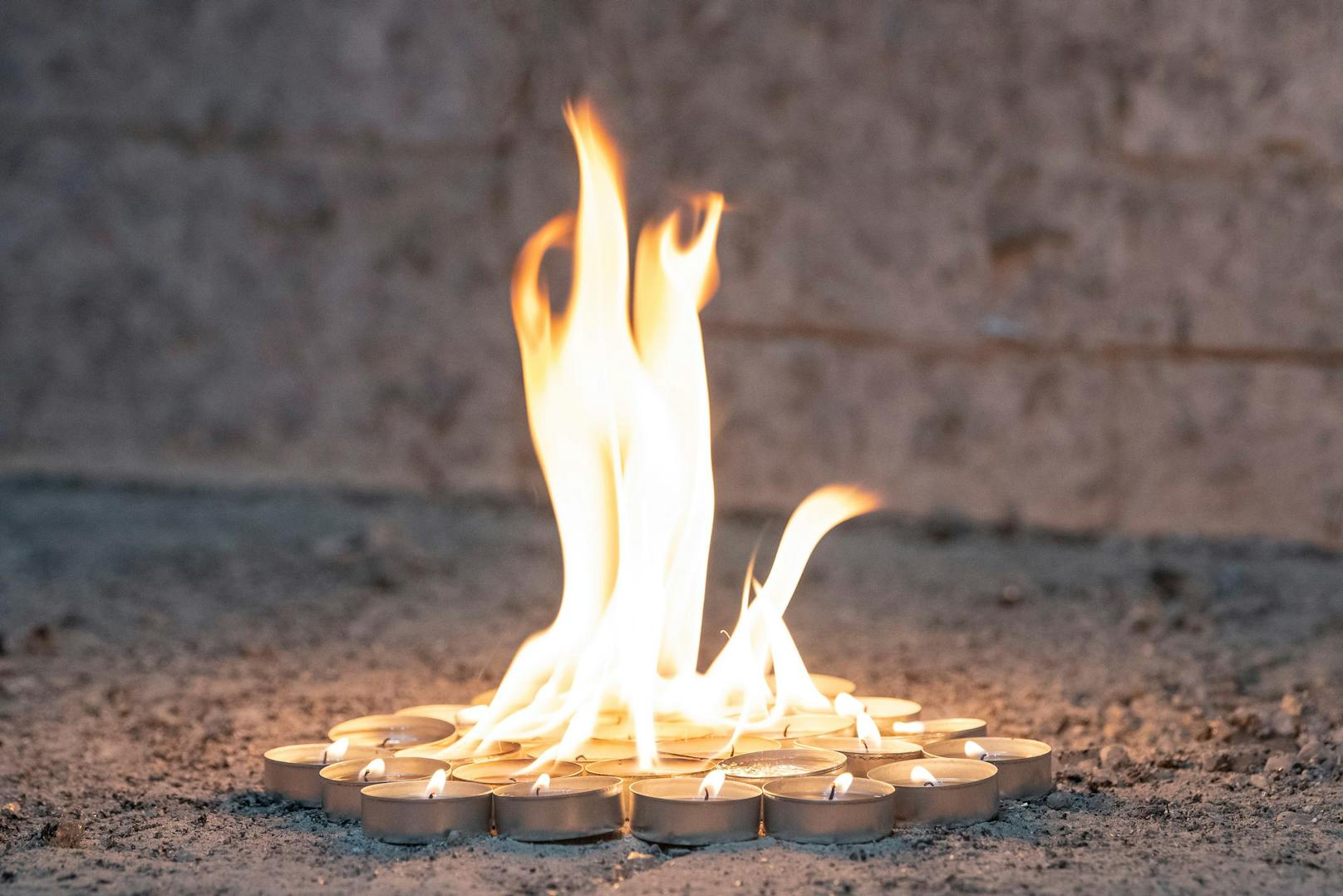 Der Grund: Stehen die Teelichter zu nahe, kann das Wachs in der Hitze zu brennen beginnen. Aus den kleinen Flammen wird ein riesiges Feuer.