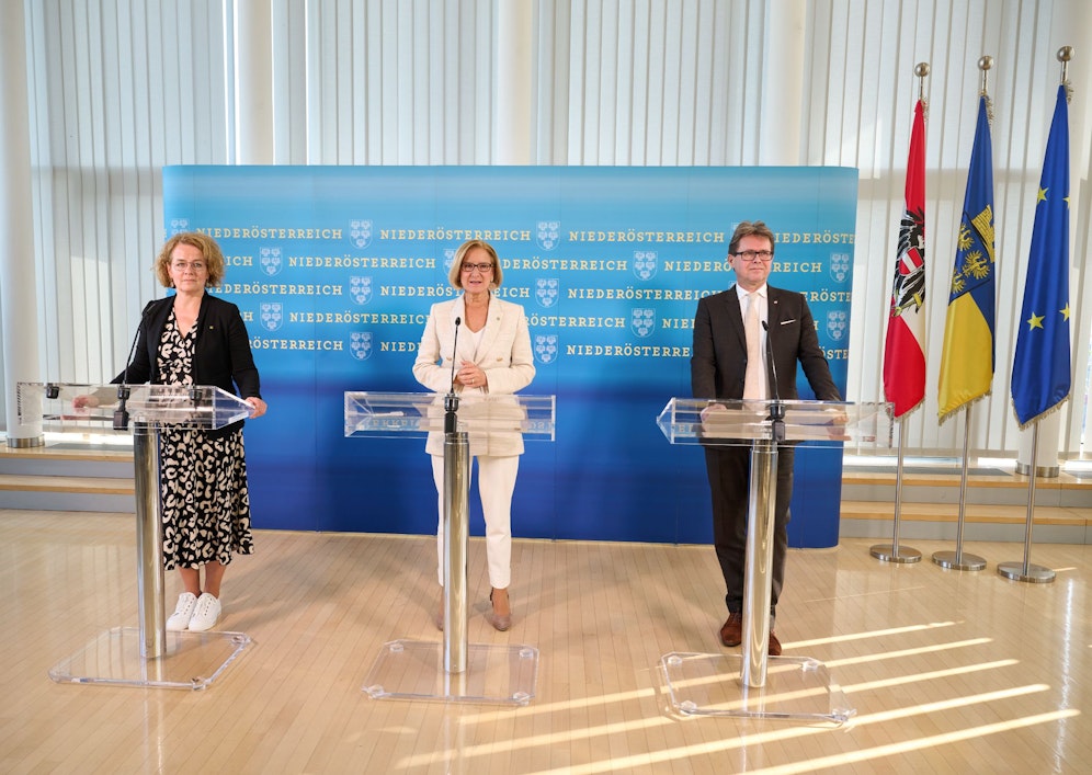 Landeshauptfrau Johanna Mikl-Leitner, Bildungsminister Martin Polaschek und Bildungslandesrätin Christiane Teschl-Hofmeister stellen das „Bildungspaket Weinviertel“ vor.