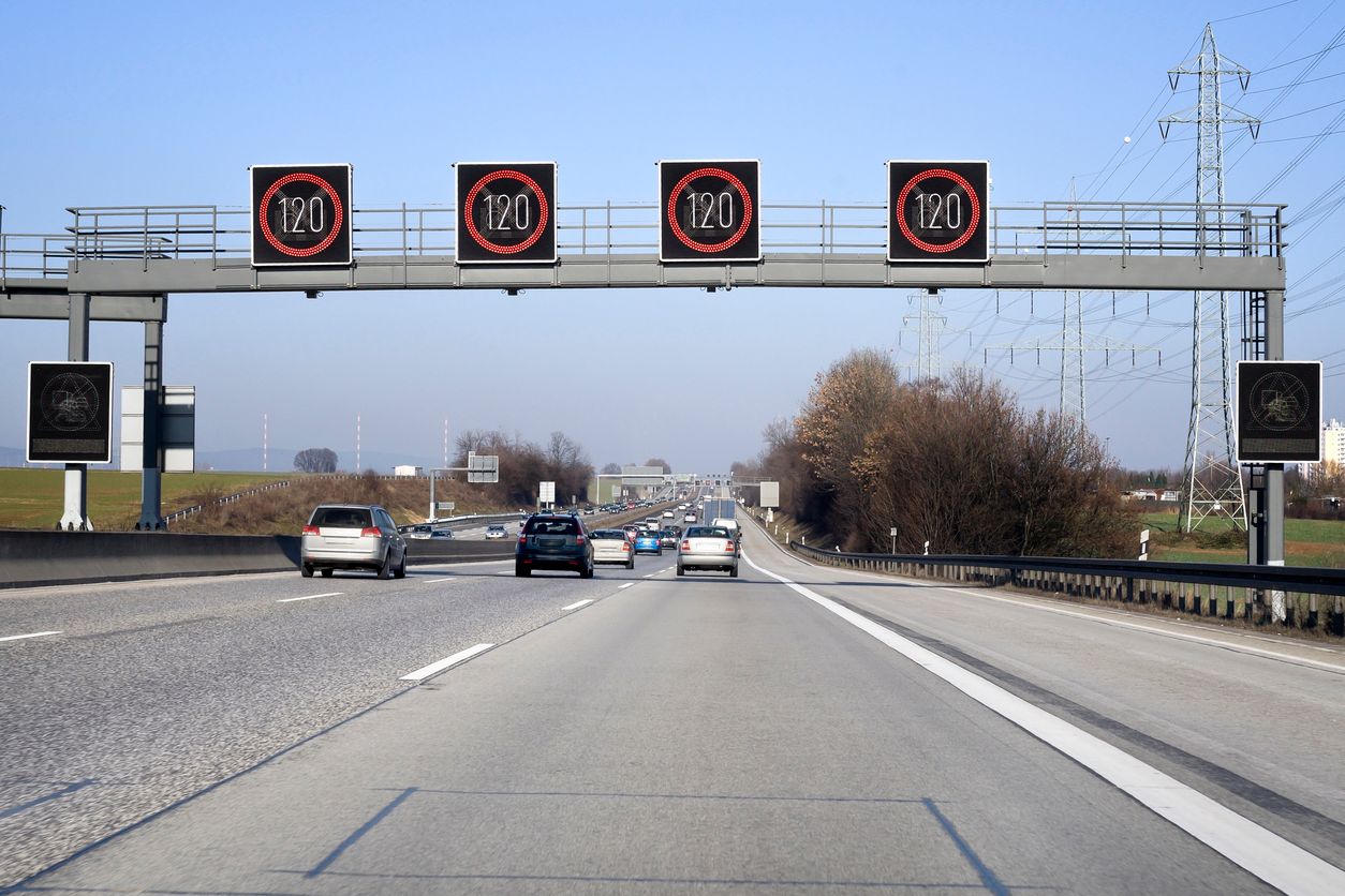 Der Autofahrer gab auf der A92 ordentlich Gas – statt 120 fuhr er über 230 km/h.