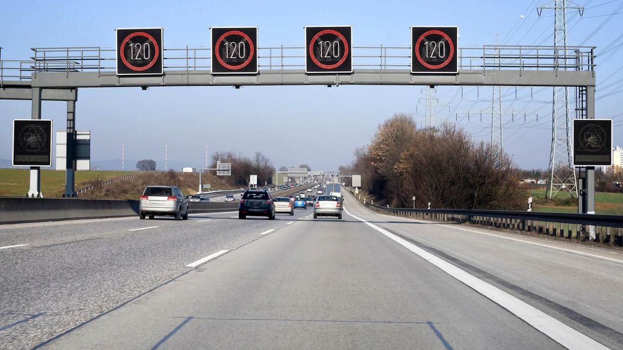 Der Autofahrer gab ordentlich Gas.