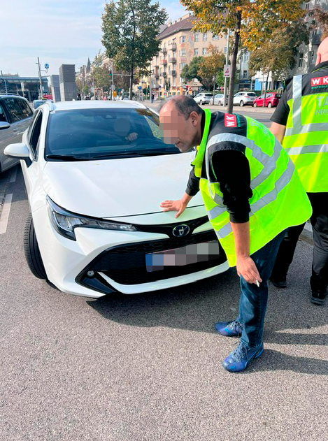Als die Ordner den vermeintlichen Taxler zur Rede stellen wollten, soll er aufs Gas gestiegen sein und einen Mitarbeiter verletzt haben.