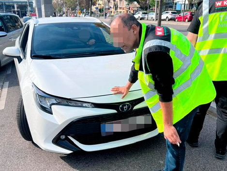 Als die Ordner den vermeintlichen Taxler zur Rede stellen wollten, soll er aufs Gas gestiegen sein und einen Mitarbeiter verletzt haben.