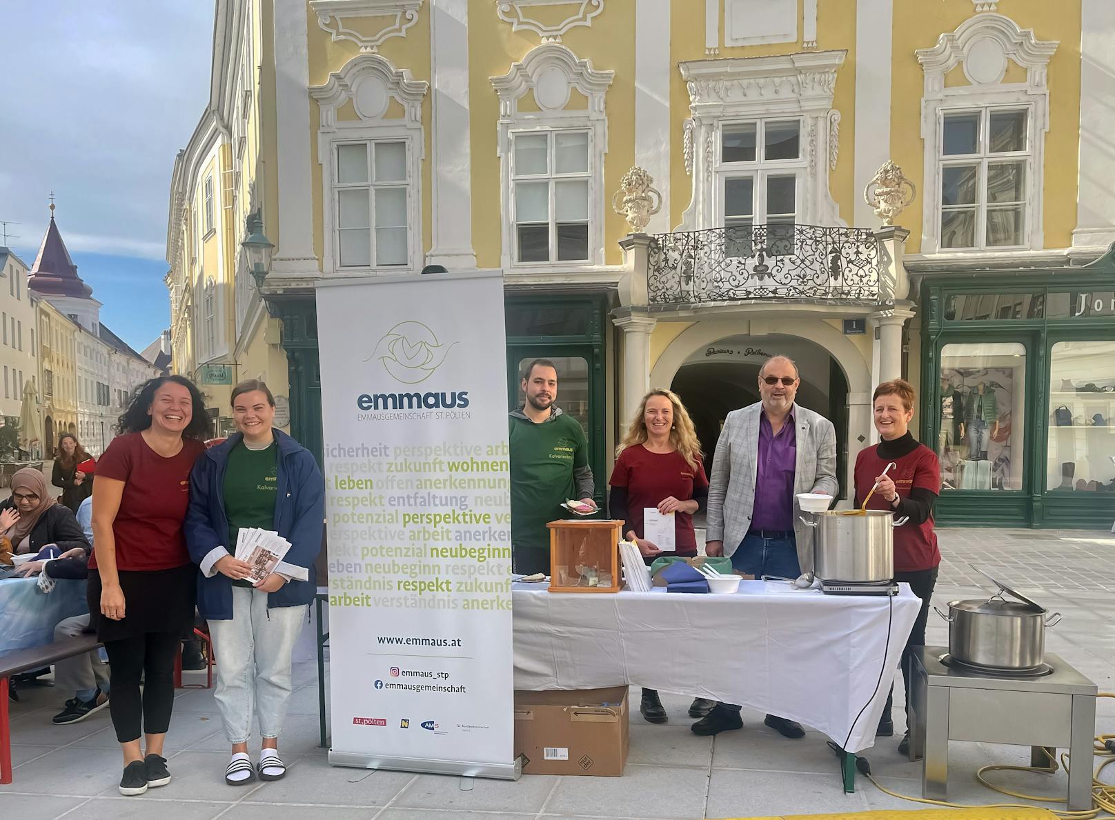 Suppenausschank EMMAUS am St. Pöltner Riemerplatz anlässlich des "Tages der Obdachlosigkeit"