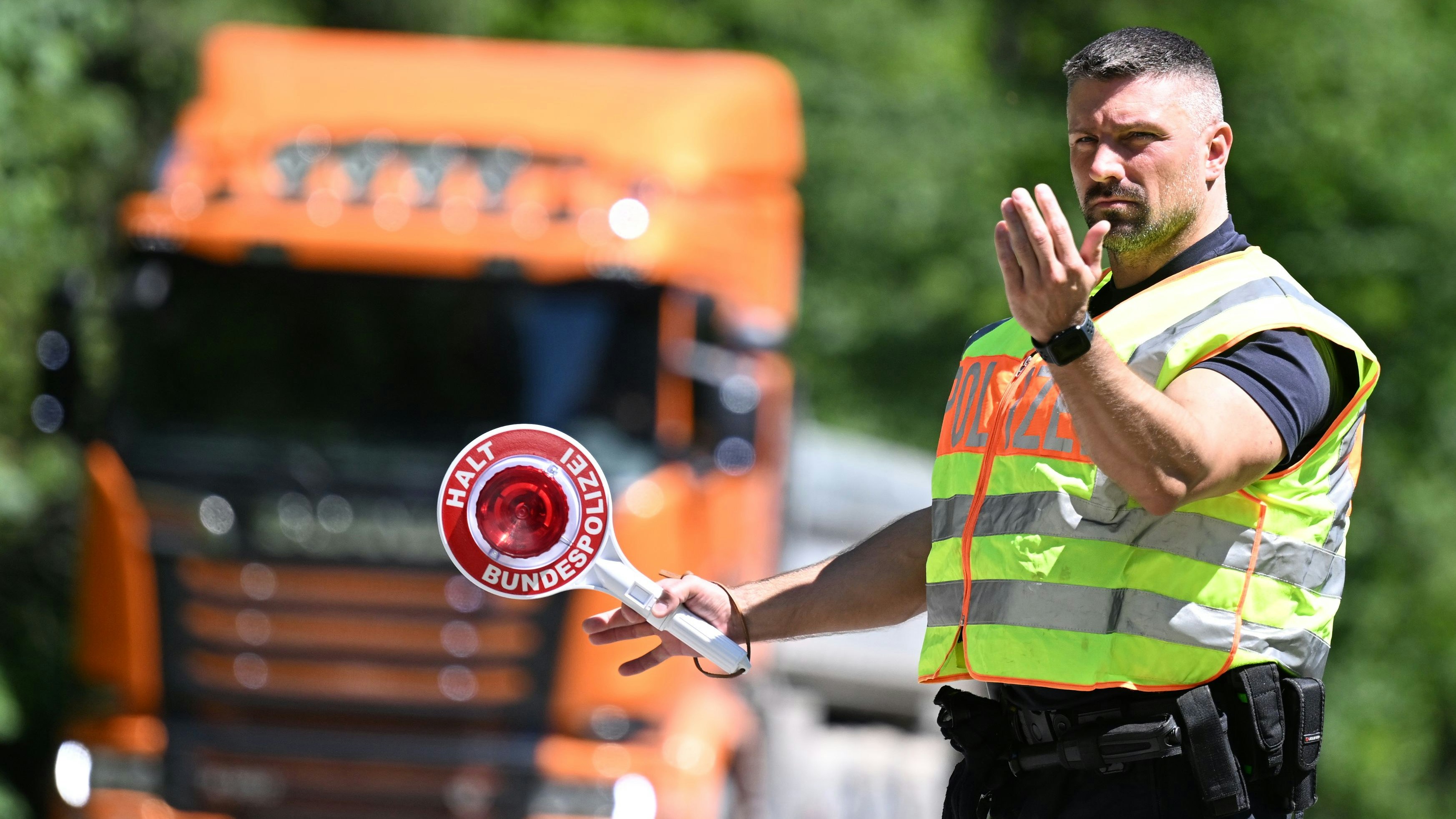 Download von www.picturedesk.com am 11.10.2022 (17:06).  14 June 2022, Bavaria, Griesen: A federal police officer controls traffic at the border on the B 23 in Griesen. The G7 summit is scheduled for June 26-28, 2022, at Schloss Elmau. Photo: Angelika Warmuth/dpa - 20220614_PD2861 - Rechteinfo: Rights Managed (RM)